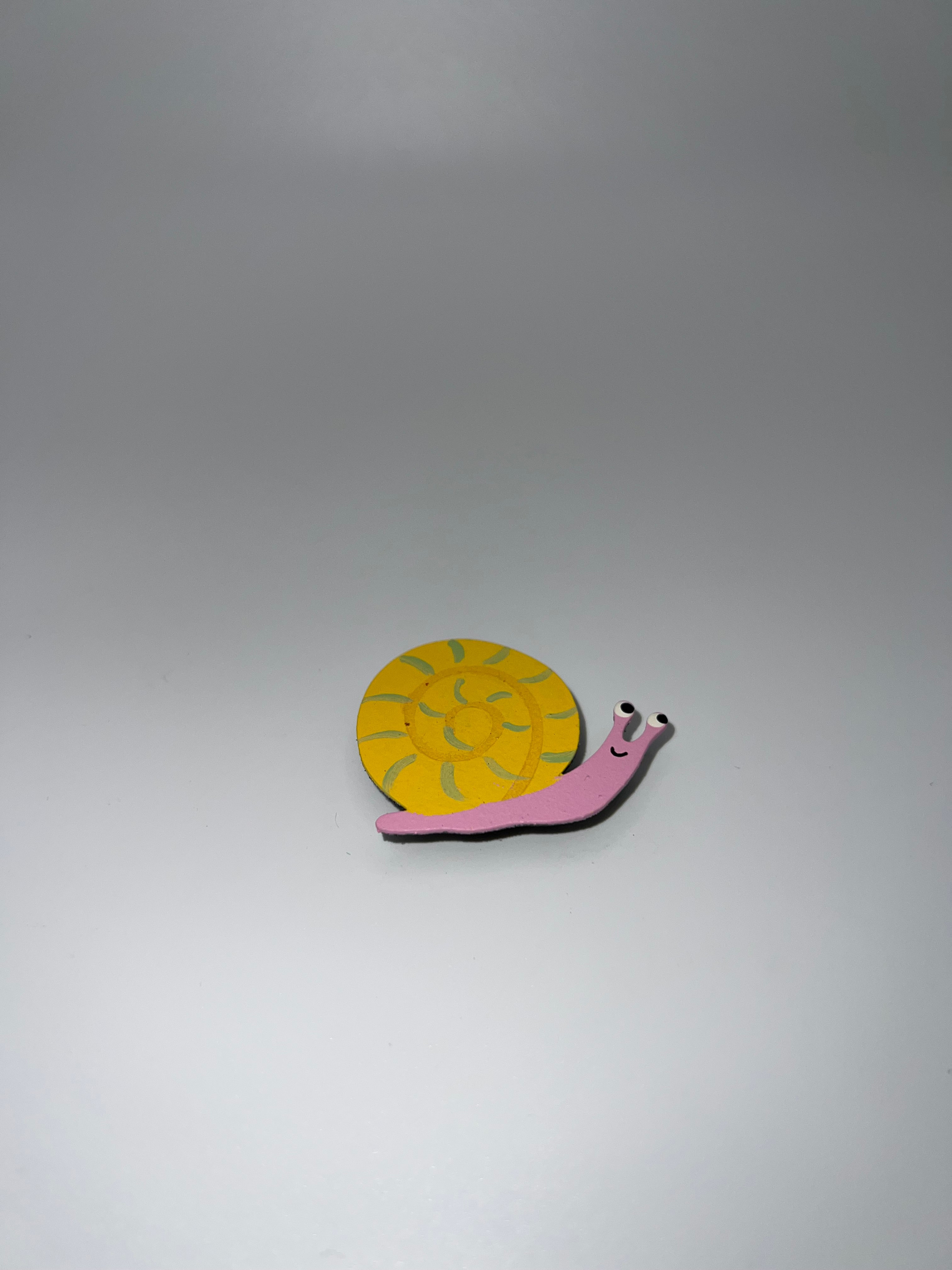 Pink and yellow snail - Needleminder