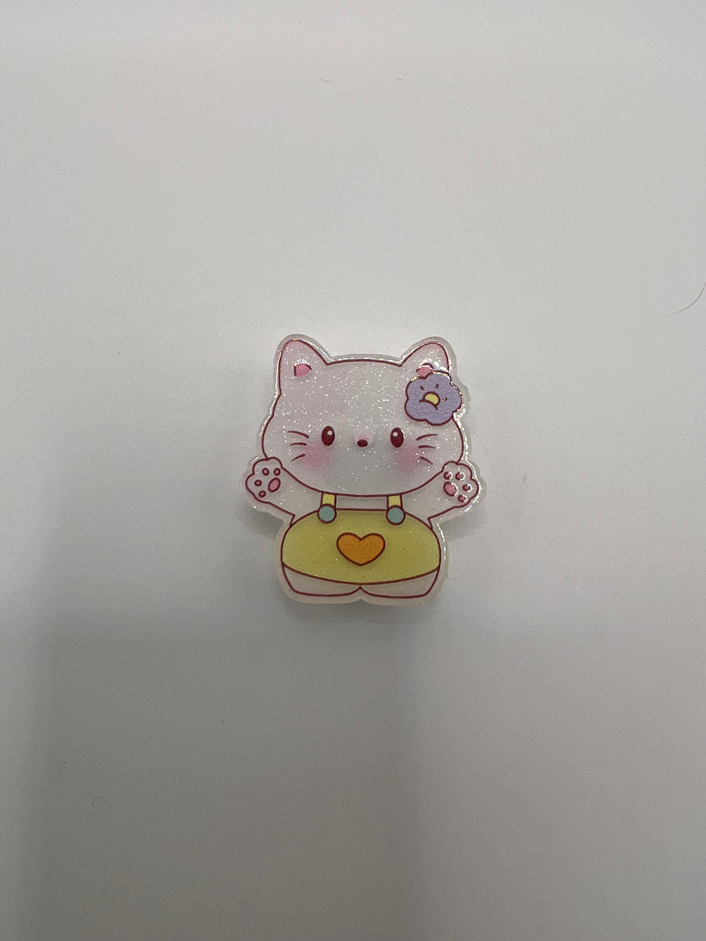 Cat with yellow shirt and heart - needle minder