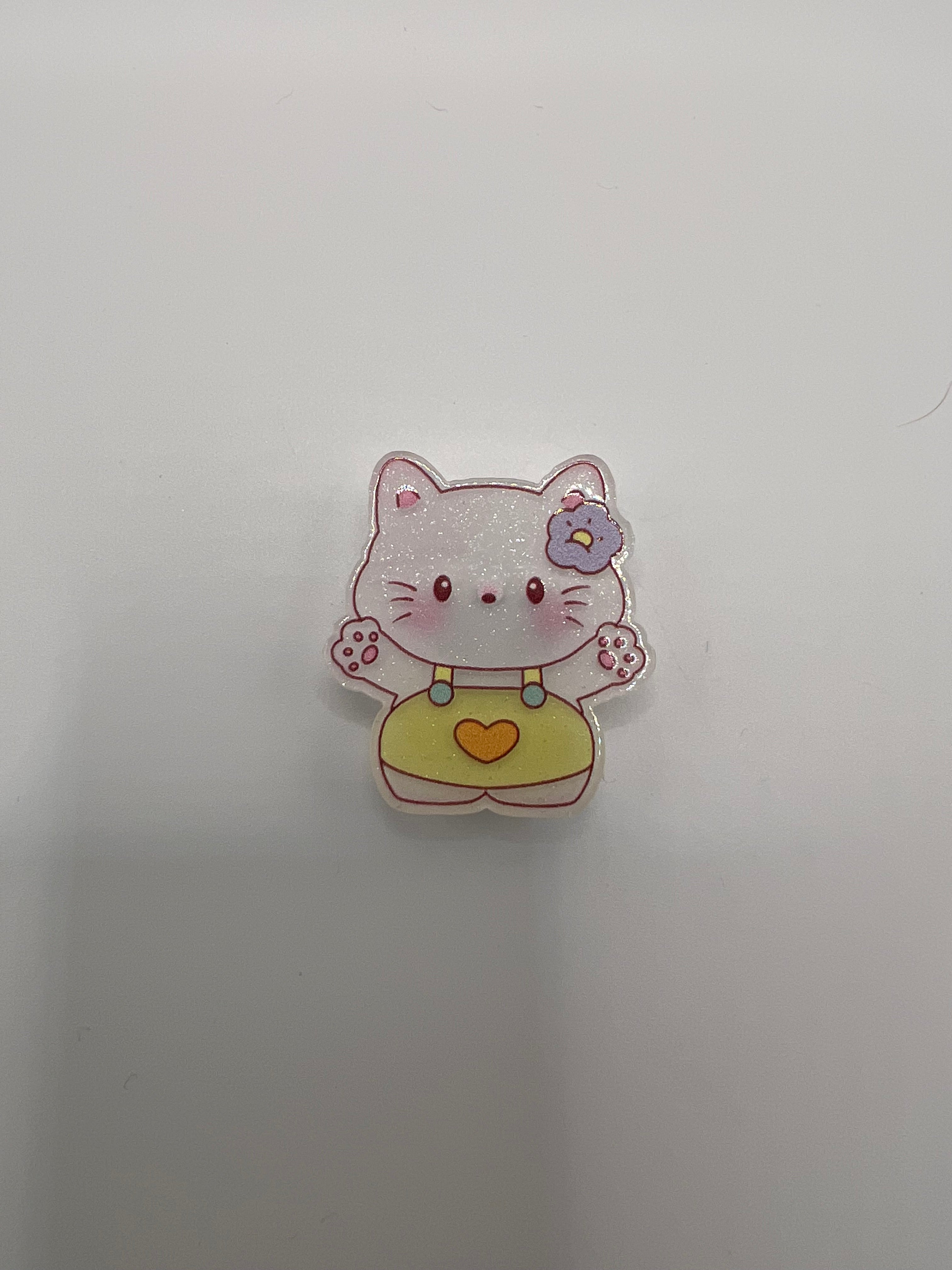 Cat with yellow shirt and heart - needle minder