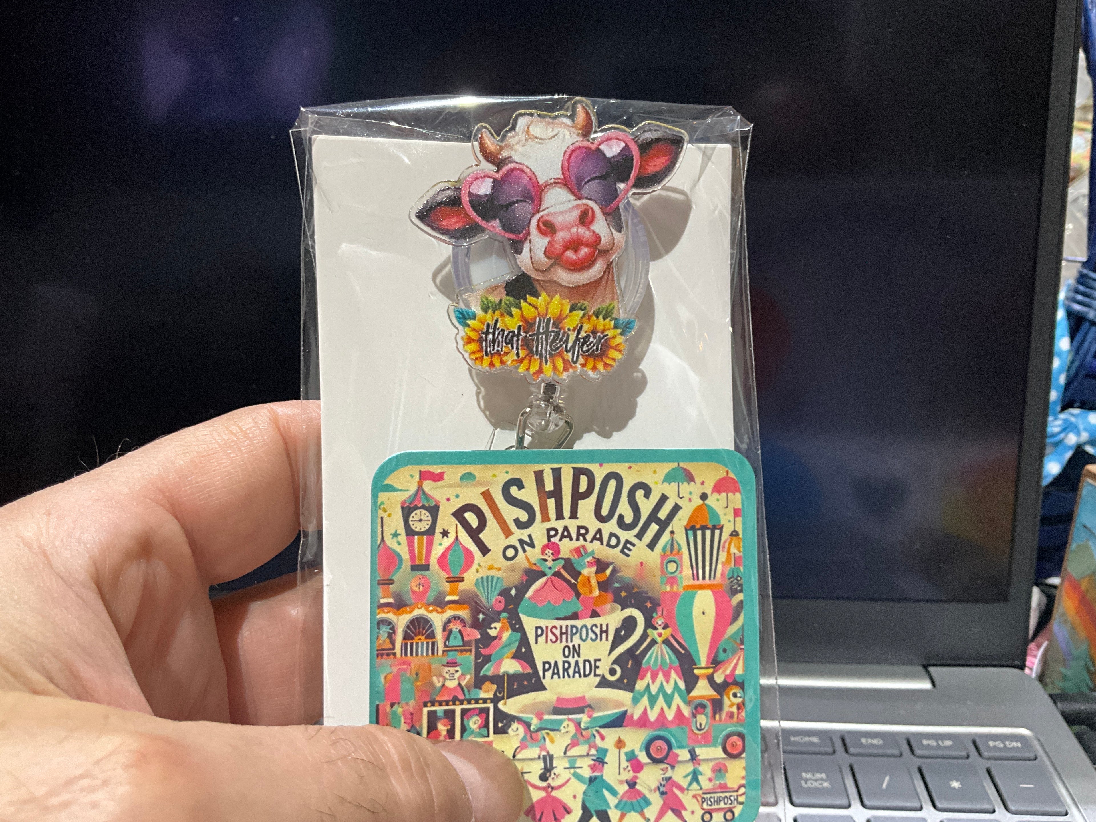 Kissing Cow with heart glasses - badge / Scissor reel