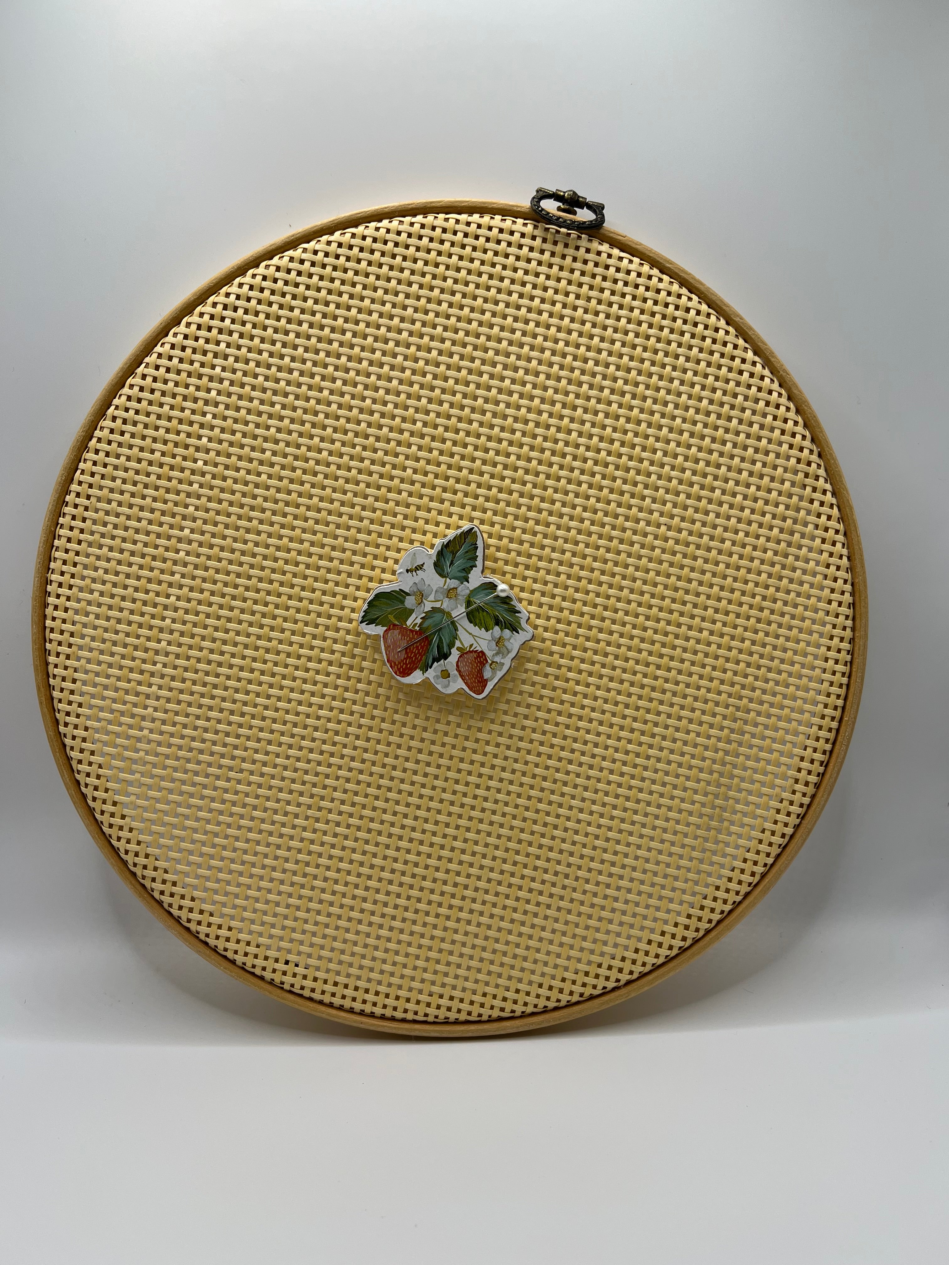 Wooden Strawberry on Vine Needle Minder