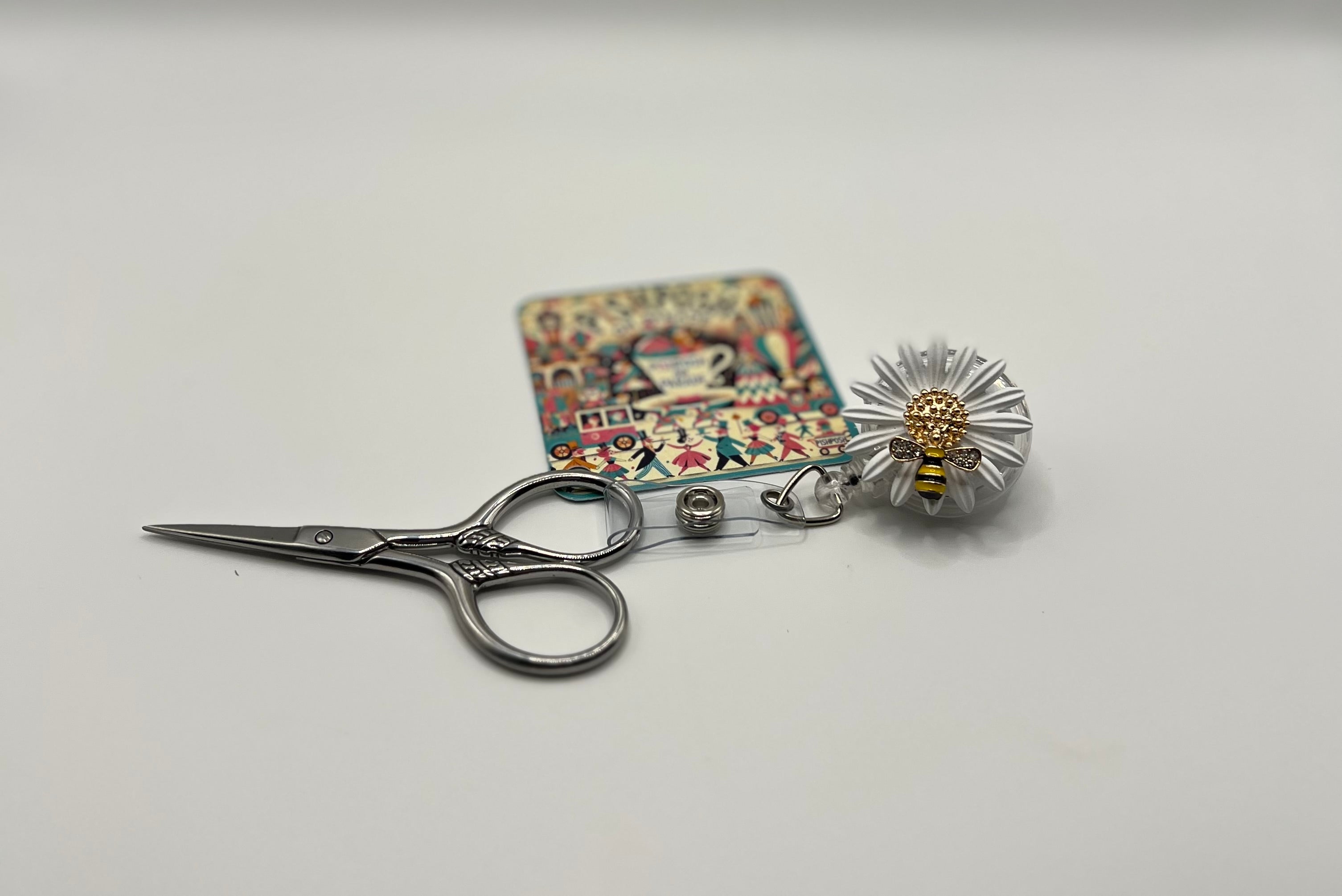 White Daisy With Bee - Scissor Badge Pull