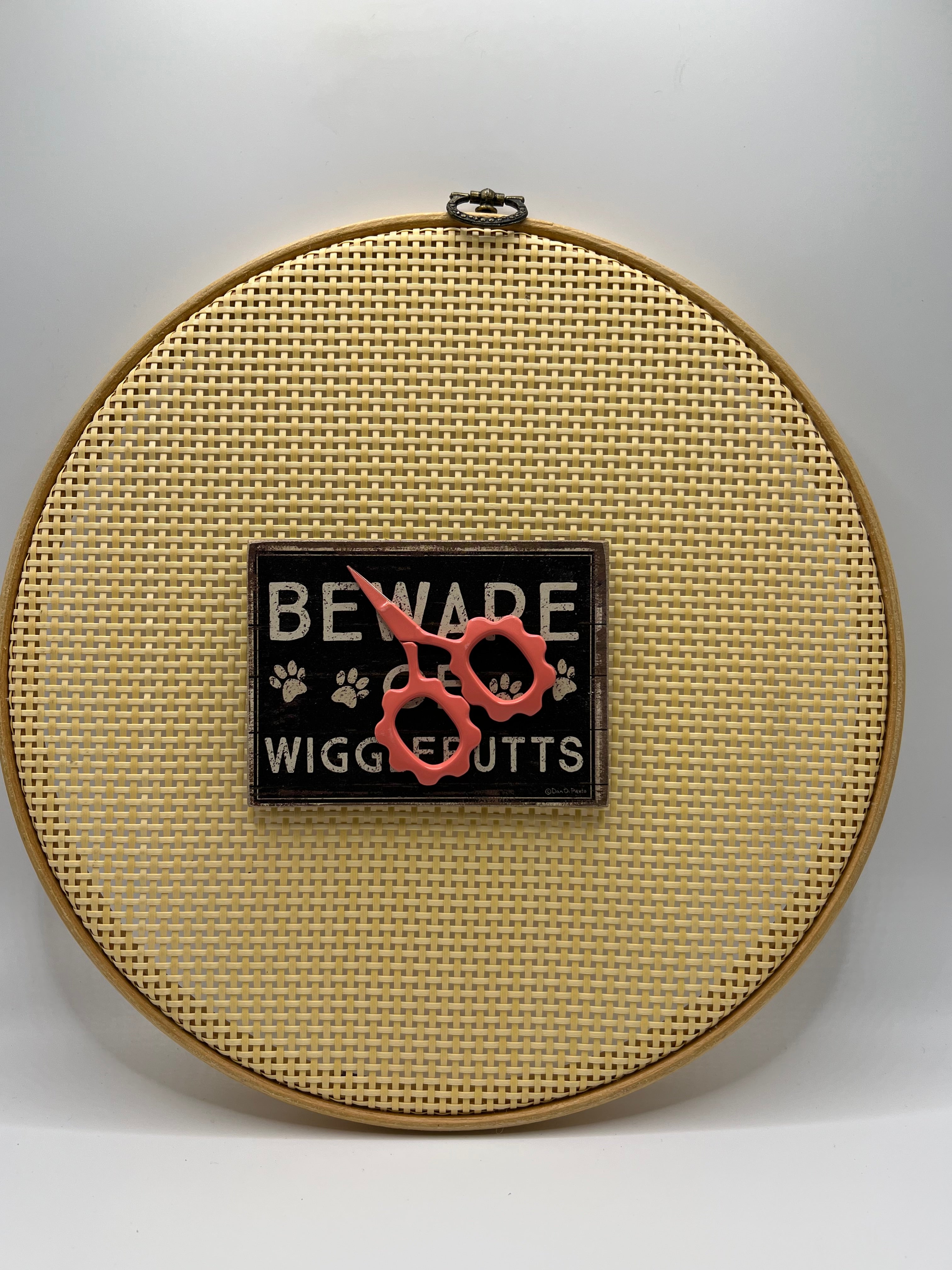 Scissor Minder - Beware of wigglebutts